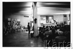 25–28.08.1988, Kraków, Polska.
Międzynarodowa Konferencja Praw Człowieka, odbywająca się w kościele św. Maksymiliana Marii Kolbego w Mistrzejowicach. 
Fot. Stanisław Kulawiak, zbiory Ośrodka KARTA  

