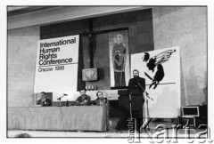 25–28.08.1988, Kraków, Polska.
Międzynarodowa Konferencja Praw Człowieka, odbywająca się w kościele św. Maksymiliana Marii Kolbego w Mistrzejowicach. Przemawia ksiądz Kazimierz Jancarz, 1. z lewej Zbigniew Romaszewski.
Fot. Stanisław Kulawiak, zbiory Ośrodka KARTA  

