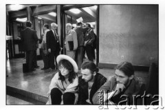 25–28.08.1988, Kraków, Polska.
Międzynarodowa Konferencja Praw Człowieka, odbywająca się w kościele św. Maksymiliana Marii Kolbego w Mistrzejowicach. Przy drzwiach Jan Józef Lipski i Jerzy Turowicz.
Fot. Stanisław Kulawiak, zbiory Ośrodka KARTA  

