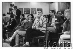 25–28.08.1988, Kraków, Polska.
Międzynarodowa Konferencja Praw Człowieka, odbywająca się w kościele św. Maksymiliana Marii Kolbego w Mistrzejowicach. W środku Mieczysław Gil.
Fot. Stanisław Kulawiak, zbiory Ośrodka KARTA  

