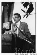 25–28.08.1988, Kraków, Polska.
Międzynarodowa Konferencja Praw Człowieka, odbywająca się w kościele św. Maksymiliana Marii Kolbego w Mistrzejowicach. Przemawia Leszek Moczulski.
Fot. Stanisław Kulawiak, zbiory Ośrodka KARTA