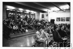 25–28.08.1988, Kraków, Polska.
Międzynarodowa Konferencja Praw Człowieka, odbywająca się w kościele św. Maksymiliana Marii Kolbego w Mistrzejowicach. 
Fot. Stanisław Kulawiak, zbiory Ośrodka KARTA  

