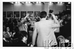 25–28.08.1988, Kraków, Polska.
Międzynarodowa Konferencja Praw Człowieka, odbywająca się w kościele św. Maksymiliana Marii Kolbego w Mistrzejowicach.
Fot. Stanisław Kulawiak, zbiory Ośrodka KARTA  


