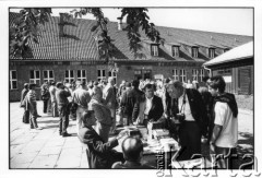 28.08.1988, Oświęcim, Polska.
Uczestnicy Międzynarodowej Konferencji Praw Człowieka, odbywającej się w dniach: 25-28 sierpnia 1988 roku w Krakowie.
Fot. Stanisław Kulawiak, zbiory Ośrodka KARTA