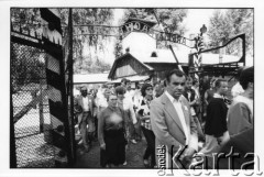 28.08.1988, Oświęcim, Polska.
Uczestnicy Międzynarodowej Konferencji Praw Człowieka, odbywającej się w dniach: 25-28 sierpnia 1988 roku, zwiedzają KL Auschwitz Birkenau. Z lewej Anna Walentynowicz.
Fot. Stanisław Kulawiak, zbiory Ośrodka KARTA