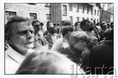 28.08.1988, Oświęcim, Polska.
Uczestnicy Międzynarodowej Konferencji Praw Człowieka, odbywającej się w dniach: 25-28 sierpnia 1988 roku, zwiedzają KL Auschwitz Birkenau. Z prawej Anna Walentynowicz.
Fot. Stanisław Kulawiak, zbiory Ośrodka KARTA