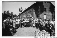 28.08.1988, Oświęcim, Polska.
Uczestnicy Międzynarodowej Konferencji Praw Człowieka, odbywającej się w dniach: 25-28 sierpnia 1988 roku, na terenie KL Auschwitz Birkenau. Złożenie wieńca. Szarfę z lewej strony trzyma Ewa Tomaszewska.
Fot. Stanisław Kulawiak, zbiory Ośrodka KARTA