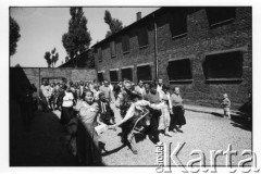 28.08.1988, Oświęcim, Polska.
Uczestnicy Międzynarodowej Konferencji Praw Człowieka, odbywającej się w dniach: 25-28 sierpnia 1988 roku, na terenie KL Auschwitz Birkenau. Złożenie wieńca. Z przodu (z lewej) idzie Ewa Tomaszewska.
Fot. Stanisław Kulawiak, zbiory Ośrodka KARTA