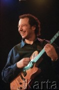 27.11.1998, Kalisz, Polska.
25. Międzynarodowy Festiwal Pianistów Jazzowych, na zdjęciu amerykański gitarzysta i kompozytor Russ Spiegel.
Fot. Stanisław Kulawiak, zbiory Ośrodka KARTA