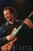 27.11.1998, Kalisz, Polska.
25. Międzynarodowy Festiwal Pianistów Jazzowych, na zdjęciu amerykański gitarzysta i kompozytor Russ Spiegel.
Fot. Stanisław Kulawiak, zbiory Ośrodka KARTA