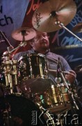 27.11.1998, Kalisz, Polska.
25. Międzynarodowy Festiwal Pianistów Jazzowych. Występ Wojciecha Karolaka i The High Bred Jazz Trio, na zdjęciu perkusista, kompozytor i aranżer Zbigniew Lewandowski.
Fot. Stanisław Kulawiak, zbiory Ośrodka KARTA