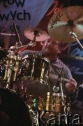 27.11.1998, Kalisz, Polska.
25. Międzynarodowy Festiwal Pianistów Jazzowych. Występ Wojciecha Karolaka i The High Bred Jazz Trio, na zdjęciu perkusista, kompozytor i aranżer Zbigniew Lewandowski.
Fot. Stanisław Kulawiak, zbiory Ośrodka KARTA