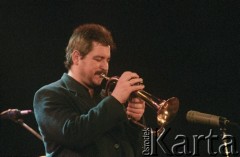 27.11.1998, Kalisz, Polska.
25. Międzynarodowy Festiwal Pianistów Jazzowych. Występ Wojciecha Karolaka i The High Bred Jazz Trio, na zdjęciu trębacz jazzowy, kompozytor i aranżer Robert Majewski.
Fot. Stanisław Kulawiak, zbiory Ośrodka KARTA