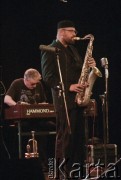 27.11.1998, Kalisz, Polska.
25. Międzynarodowy Festiwal Pianistów Jazzowych. Występ Wojciecha Karolaka i The High Bred Jazz Trio. Na zdjęciu (od lewej) pianista i kompozytor Wojciech Karolak oraz saksofonista Piotr Baron. 
Fot. Stanisław Kulawiak, zbiory Ośrodka KARTA