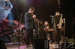 27.11.1998, Kalisz, Polska.
25. Międzynarodowy Festiwal Pianistów Jazzowych. Występ Wojciecha Karolaka i The High Bred Jazz Trio. Na zdjęciu (od lewej) trębacz Robert Majewski, pianista i kompozytor Wojciech Karolak oraz saksofonista Piotr Baron. 
Fot. Stanisław Kulawiak, zbiory Ośrodka KARTA