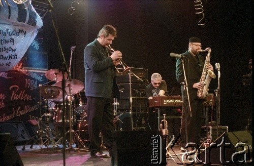 27.11.1998, Kalisz, Polska.
25. Międzynarodowy Festiwal Pianistów Jazzowych. Występ Wojciecha Karolaka i The High Bred Jazz Trio. Na zdjęciu (od lewej) trębacz Robert Majewski, pianista i kompozytor Wojciech Karolak oraz saksofonista Piotr Baron. 
Fot. Stanisław Kulawiak, zbiory Ośrodka KARTA