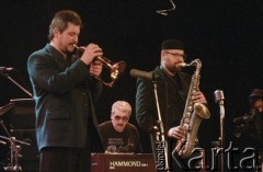 27.11.1998, Kalisz, Polska.
25. Międzynarodowy Festiwal Pianistów Jazzowych. Występ Wojciecha Karolaka i The High Bred Jazz Trio. Na zdjęciu (od lewej) trębacz Robert Majewski, pianista i kompozytor Wojciech Karolak oraz saksofonista Piotr Baron. 
Fot. Stanisław Kulawiak, zbiory Ośrodka KARTA
