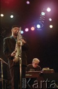 27.11.1998, Kalisz, Polska.
25. Międzynarodowy Festiwal Pianistów Jazzowych. Występ Wojciecha Karolaka i The High Bred Jazz Trio. Na zdjęciu (od lewej) saksofonista Piotr Baron, pianista i kompozytor Wojciech Karolak.
Fot. Stanisław Kulawiak, zbiory Ośrodka KARTA