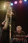27.11.1998, Kalisz, Polska.
25. Międzynarodowy Festiwal Pianistów Jazzowych. Występ Wojciecha Karolaka i The High Bred Jazz Trio. Na zdjęciu (od lewej) saksofonista Piotr Baron, pianista i kompozytor Wojciech Karolak.
Fot. Stanisław Kulawiak, zbiory Ośrodka KARTA