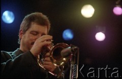27.11.1998, Kalisz, Polska.
25. Międzynarodowy Festiwal Pianistów Jazzowych. Występ Wojciecha Karolaka i The High Bred Jazz Trio, na zdjęciu trębacz jazzowy, kompozytor i aranżer Robert Majewski.
Fot. Stanisław Kulawiak, zbiory Ośrodka KARTA