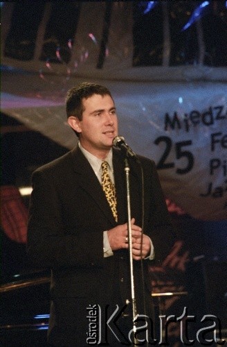 27.11.1998, Kalisz, Polska.
25. Międzynarodowy Festiwal Pianistów Jazzowych. Na zdjęciu dziennikarz muzyczny Marcin Kydryński.
Fot. Stanisław Kulawiak, zbiory Ośrodka KARTA