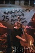 27.11.1998, Kalisz, Polska.
25. Międzynarodowy Festiwal Pianistów Jazzowych. Występ Acoustic Jazz Sextet, na zdjęciu kontrabasista Marcin Murawski.
Fot. Stanisław Kulawiak, zbiory Ośrodka KARTA
