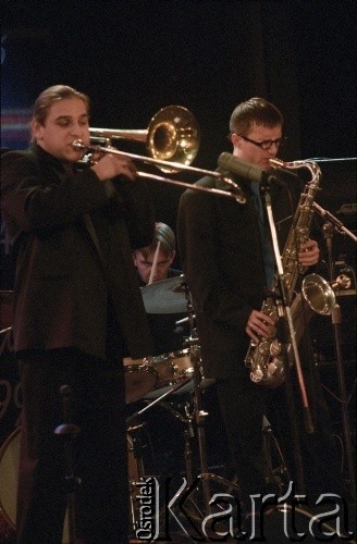 27.11.1998, Kalisz, Polska.
25. Międzynarodowy Festiwal Pianistów Jazzowych. Występ Acoustic Jazz Sextet, na zdjęciu Paweł Golec i Grzegorz Piotrowski.
Fot. Stanisław Kulawiak, zbiory Ośrodka KARTA