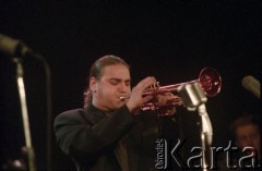 27.11.1998, Kalisz, Polska.
25. Międzynarodowy Festiwal Pianistów Jazzowych. Występ Acoustic Jazz Sextet, na zdjęciu Łukasz Golec.
Fot. Stanisław Kulawiak, zbiory Ośrodka KARTA