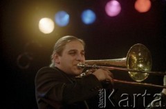 27.11.1998, Kalisz, Polska.
25. Międzynarodowy Festiwal Pianistów Jazzowych. Występ Acoustic Jazz Sextet, na zdjęciu Paweł Golec.
Fot. Stanisław Kulawiak, zbiory Ośrodka KARTA