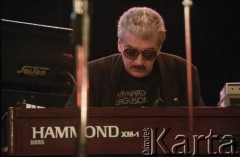 27.11.1998, Kalisz, Polska.
25. Międzynarodowy Festiwal Pianistów Jazzowych. Występ Wojciecha Karolaka i The High Bred Jazz Trio. Na zdjęciu pianista i kompozytor Wojciech Karolak.
Fot. Stanisław Kulawiak, zbiory Ośrodka KARTA