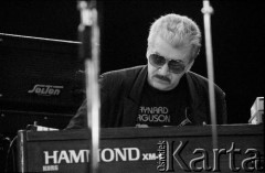27.11.1998, Kalisz, Polska.
25. Międzynarodowy Festiwal Pianistów Jazzowych. Występ Wojciecha Karolaka i The High Bred Jazz Trio. Na zdjęciu pianista i kompozytor Wojciech Karolak.
Fot. Stanisław Kulawiak, zbiory Ośrodka KARTA