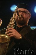 27.11.1998, Kalisz, Polska.
25. Międzynarodowy Festiwal Pianistów Jazzowych. Występ Wojciecha Karolaka i The High Bred Jazz Trio. Na zdjęciu saksofonista Piotr Baron. 
Fot. Stanisław Kulawiak, zbiory Ośrodka KARTA