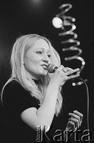 28.11.1998, Kalisz, Polska.
25. Międzynarodowy Festiwal Pianistów Jazzowych. Kuba Stankiewicz Quartet i Inga Lewandowska (na zdjęciu).
Fot. Stanisław Kulawiak, zbiory Ośrodka KARTA