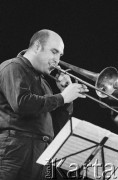 28.11.1998, Kalisz, Polska.
25. Międzynarodowy Festiwal Pianistów Jazzowych. Kuba Stankiewicz Quartet i Inga Lewandowska. Na zdjęciu puzonista Grzegorz Nagórski.
Fot. Stanisław Kulawiak, zbiory Ośrodka KARTA