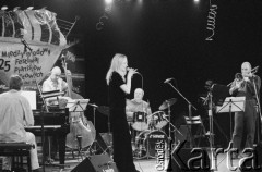 28.11.1998, Kalisz, Polska.
25. Międzynarodowy Festiwal Pianistów Jazzowych. Kuba Stankiewicz Quartet i Inga Lewandowska.
Fot. Stanisław Kulawiak, zbiory Ośrodka KARTA