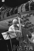 28.11.1998, Kalisz, Polska.
25. Międzynarodowy Festiwal Pianistów Jazzowych. Kuba Stankiewicz Quartet i Inga Lewandowska. Na zdjęciu kontrabasista Jaromír Honzák.
Fot. Stanisław Kulawiak, zbiory Ośrodka KARTA