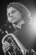 28.11.1998, Kalisz, Polska.
25. Międzynarodowy Festiwal Pianistów Jazzowych. Michaił Alperin Moscow Art Trio. Na zdjęciu Arkady Shilkloper.
Fot. Stanisław Kulawiak, zbiory Ośrodka KARTA