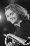 28.11.1998, Kalisz, Polska.
25. Międzynarodowy Festiwal Pianistów Jazzowych. Michaił Alperin Moscow Art Trio. Na zdjęciu Arkady Shilkloper.
Fot. Stanisław Kulawiak, zbiory Ośrodka KARTA