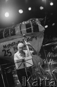 28.11.1998, Kalisz, Polska.
25. Międzynarodowy Festiwal Pianistów Jazzowych. Kuba Stankiewicz Quartet i Inga Lewandowska. Na zdjęciu kontrabasista Jaromír Honzák.
Fot. Stanisław Kulawiak, zbiory Ośrodka KARTA