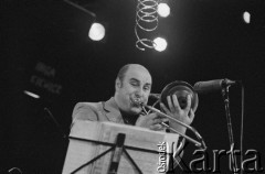 28.11.1998, Kalisz, Polska.
25. Międzynarodowy Festiwal Pianistów Jazzowych. Kuba Stankiewicz Quartet i Inga Lewandowska. Na zdjęciu puzonista Grzegorz Nagórski.
Fot. Stanisław Kulawiak, zbiory Ośrodka KARTA