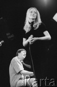 28.11.1998, Kalisz, Polska.
25. Międzynarodowy Festiwal Pianistów Jazzowych. Kuba Stankiewicz Quartet i Inga Lewandowska (na zdjęciu). Z lewej pianista Kuba Stankiewicz.
Fot. Stanisław Kulawiak, zbiory Ośrodka KARTA