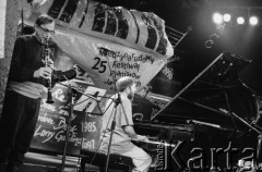 28.11.1998, Kalisz, Polska.
25. Międzynarodowy Festiwal Pianistów Jazzowych. Michaił Alperin Moscow Art Trio. Na zdjęciu od lewej: Siergiej Starostin, Michaił Alperin.
Fot. Stanisław Kulawiak, zbiory Ośrodka KARTA