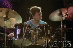 28.11.1998, Kalisz, Polska.
25. Międzynarodowy Festiwal Pianistów Jazzowych. Występ Georgie Fame Quartet, na zdjęciu perkusista James Powell.
Fot. Stanisław Kulawiak, zbiory Ośrodka KARTA