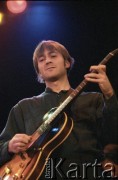28.11.1998, Kalisz, Polska.
25. Międzynarodowy Festiwal Pianistów Jazzowych. Występ Georgie Fame Quartet, na zdjęciu gitarzysta Tristan Powell.
Fot. Stanisław Kulawiak, zbiory Ośrodka KARTA