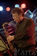 28.11.1998, Kalisz, Polska.
25. Międzynarodowy Festiwal Pianistów Jazzowych. Występ Georgie Fame Quartet, na zdjęciu saksofonista Alan Skidmore.
Fot. Stanisław Kulawiak, zbiory Ośrodka KARTA