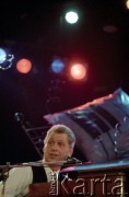28.11.1998, Kalisz, Polska.
25. Międzynarodowy Festiwal Pianistów Jazzowych. Występ Georgie Fame Quartet, na zdjęciu piosenkarz i klawiszowiec Georgie Fame.
Fot. Stanisław Kulawiak, zbiory Ośrodka KARTA