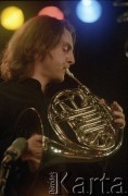 28.11.1998, Kalisz, Polska.
25. Międzynarodowy Festiwal Pianistów Jazzowych. Michaił Alperin Moscow Art Trio. Na zdjęciu Arkady Shilkloper.
Fot. Stanisław Kulawiak, zbiory Ośrodka KARTA