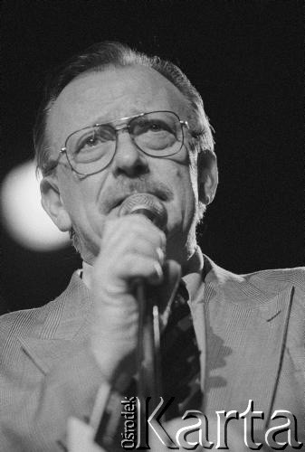 29.11.1998, Kalisz, Polska.
25. Międzynarodowy Festiwal Pianistów Jazzowych. Na zdjęciu fotograf i dziennikarz muzyczny Marek Karewicz.
Fot. Stanisław Kulawiak, zbiory Ośrodka KARTA