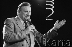 29.11.1998, Kalisz, Polska.
25. Międzynarodowy Festiwal Pianistów Jazzowych. Na zdjęciu fotograf i dziennikarz muzyczny Marek Karewicz.
Fot. Stanisław Kulawiak, zbiory Ośrodka KARTA