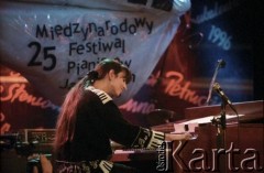 27.11.1998, Kalisz, Polska.
25. Międzynarodowy Festiwal Pianistów Jazzowych, na zdjęciu niemiecka organistka jazzowa Barbara Dennerlein.
Fot. Stanisław Kulawiak, zbiory Ośrodka KARTA